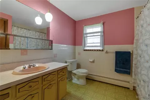 Bath - 6393 Aiken Rd, Pendleton, NY 14094 photo 2 of 4