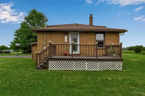 Exterior - 6393 Aiken Rd, Pendleton, NY 14094 photo 5 of 11