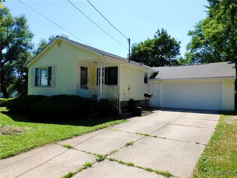 83 Sturm St, Lancaster, NY 14086