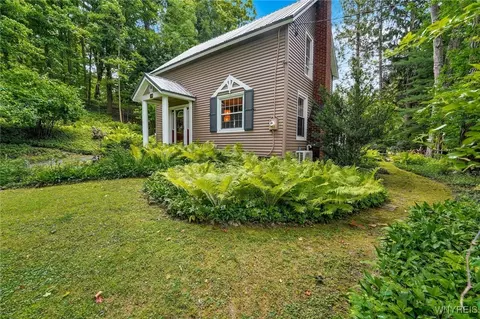708 W Falls Rd, Aurora, NY 14170