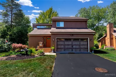 7 Hummingbird Ln, Amherst, NY 14228