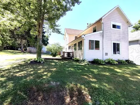15 Knight St, Hanover, NY 14136