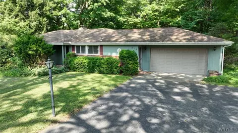 215 Hilltop Dr, Elma, NY 14059