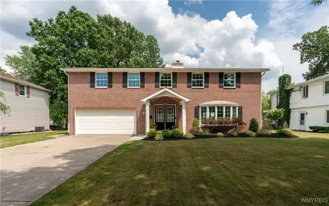 223 Surrey Run, Amherst, NY 14221