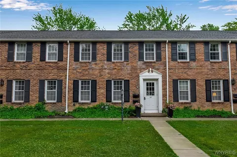 18 Thomas Jefferson Ln #L, Amherst, NY 14226