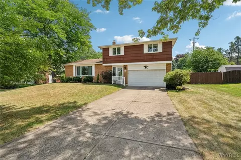 5261 Green Valley Dr, Clarence, NY 14031