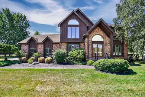 40 River Oaks Dr, Grand Island, NY 14072