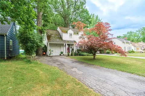 26 Harwood Dr, Amherst, NY 14226