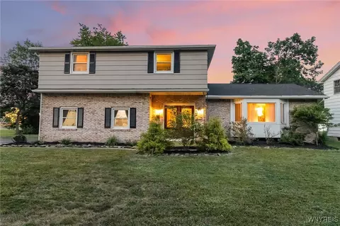 4 Macarthur Dr, Amherst, NY 14221