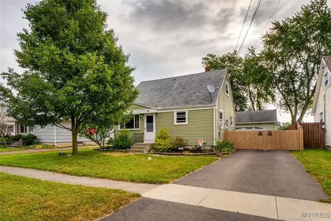 18 Veterans Dr, Lancaster, NY 14086