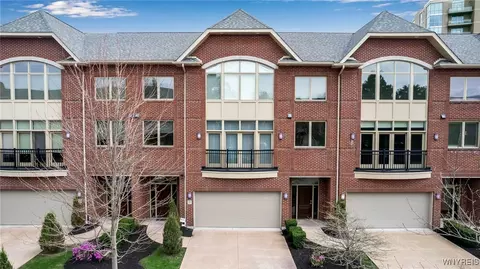 37 Ojibwa Cir, Buffalo, NY 14202