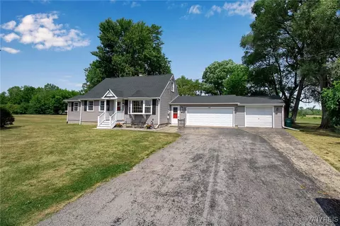 7389 Akron Rd, Lockport, NY 14094