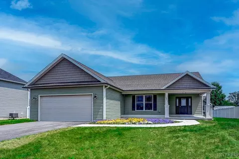 6213 Lakewood Ln, Lockport, NY 14094