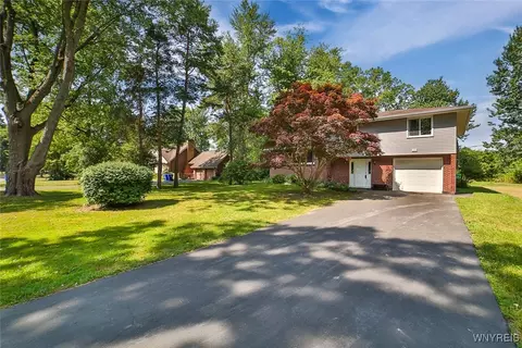 4540 W Overlook Dr, Buffalo, NY 14221