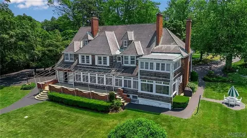 6100 Old Lake Shore Rd, Lake View, NY 14085