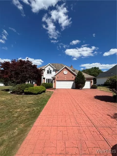 27 Rolling Woods Ln, West Seneca, NY 14224