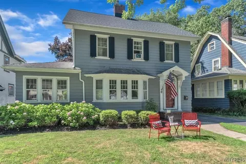 153 Chestnut Hill Dr, Irondequoit, NY 14617