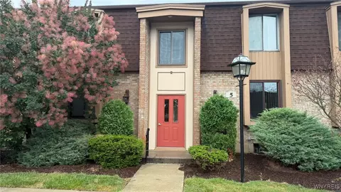 5 Greenwich Dr #2, Amherst, NY 14228
