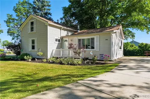 204 Foxcroft Dr, Hamburg, NY 14075