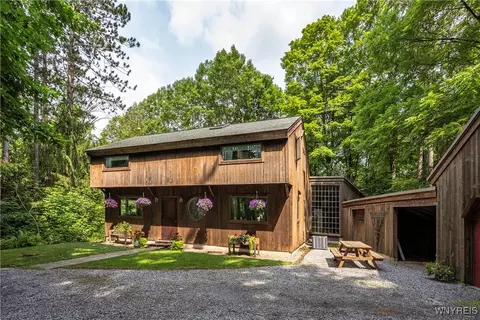 2054 Center St, Aurora, NY 14052