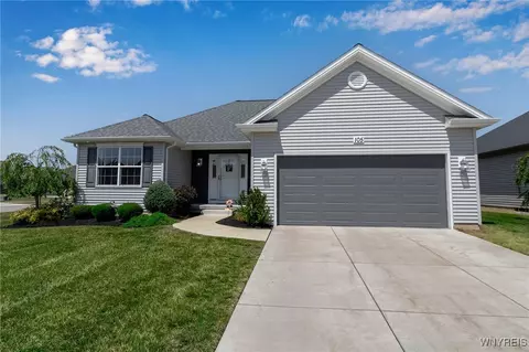 105 Country Club Ct, Grand Island, NY 14072