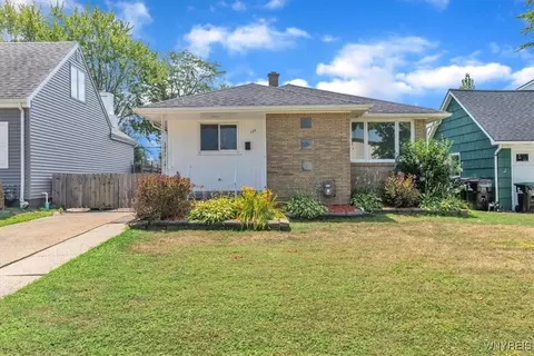 135 Mapleview Dr, Tonawanda, NY 14150