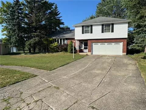 76 Leacliff Ln, West Seneca, NY 14224