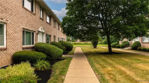 165 Old Lyme Dr #5, Amherst, NY 14221