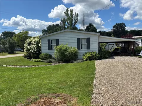 54 Pioneer Ln, Delevan, NY 14042