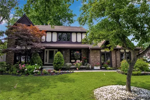 2 Silver Thorne Dr, Amherst, NY 14221