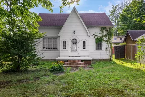 6880 Wellington Dr, Evans, NY 14047