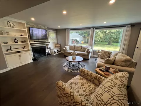 Living - 450 Barton Dr, Lewiston, NY 14092 photo 3 of 5