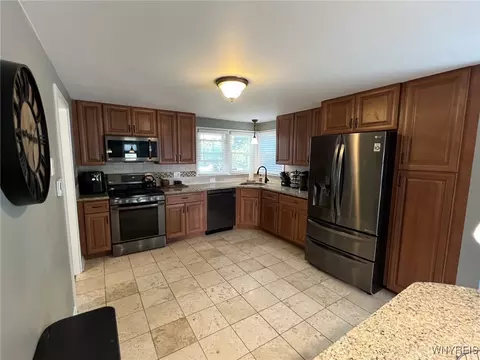 Kitchen - 450 Barton Dr, Lewiston, NY 14092 photo 3 of 4