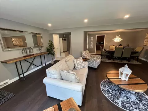 Living - 450 Barton Dr, Lewiston, NY 14092 photo 2 of 5
