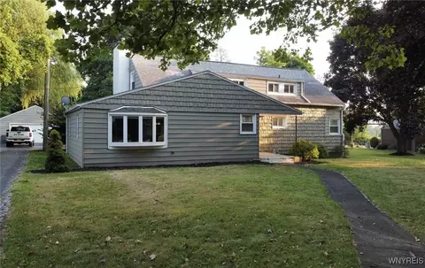 Exterior - 450 Barton Dr, Lewiston, NY 14092 photo 2 of 2