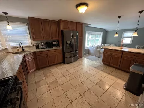 Kitchen - 450 Barton Dr, Lewiston, NY 14092 photo 2 of 4