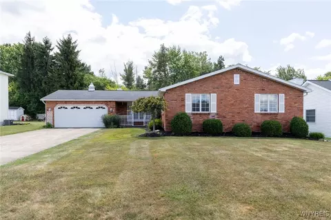12 Pine Tree Ln, West Seneca, NY 14224