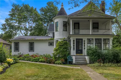 270 S 4th St, Lewiston, NY 14092