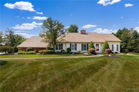 5864 Forest Creek Dr, East Amherst, NY 14051