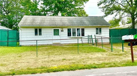 4735 Isherwood Dr, Niagara, NY 14305