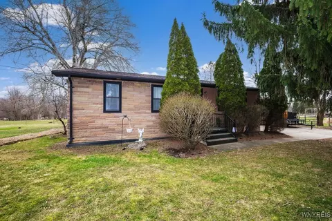 12284 Tonawanda Creek Rd, Newstead, NY 14001