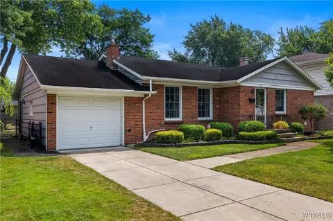 27 Greenfield Dr, Tonawanda, NY 14150