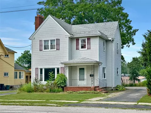 76 Wolcott St, Le Roy, NY 14482