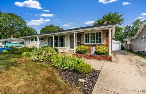 160 Greentree Rd, Tonawanda, NY 14150