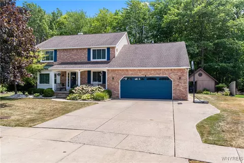 5586 Coachmans Ln, Hamburg, NY 14075