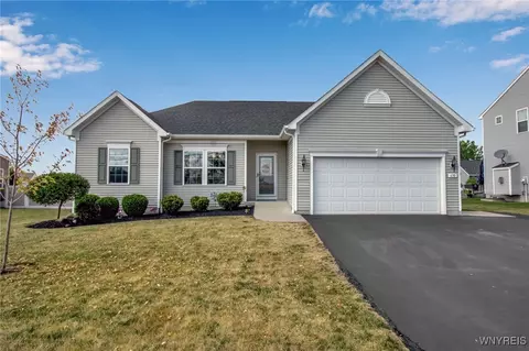 690 Pleasant View Dr, Lancaster, NY 14086