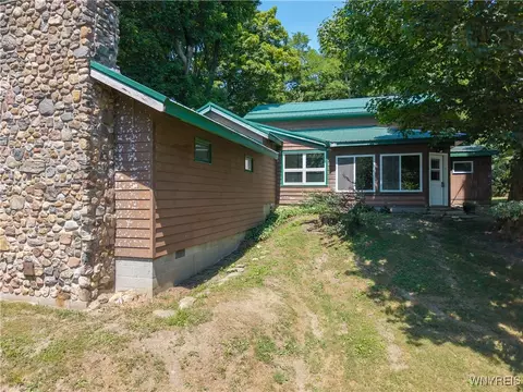 9605 Francis Rd, Bethany, NY 14020