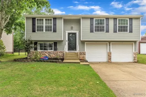 76 Foxcroft Dr, Hamburg, NY 14075