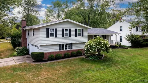 27 Dogwood Rd, Amherst, NY 14221