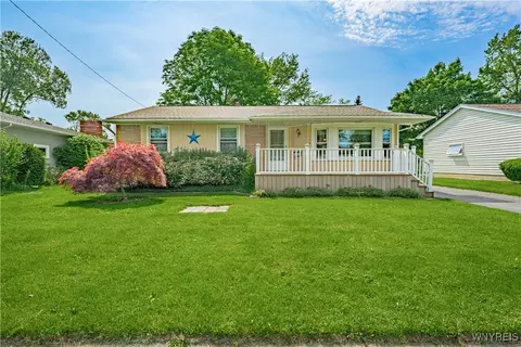 18 Eisenhower Dr, Lockport, NY 14094